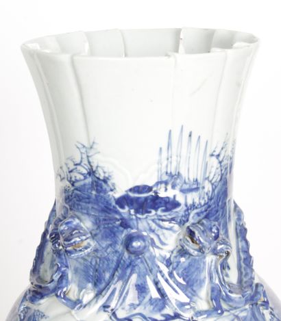 null CHINE, FIN XIXE SIÈCLE Grand vase à parois et col côtelées en porcelaine bleu...