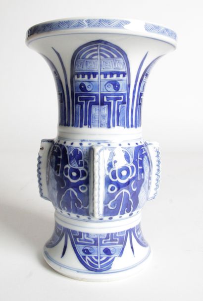 null CHINE, DÉBUT XXE SIÈCLE Vase en porcelaine bleu-blanc, en forme de zun, à décor...