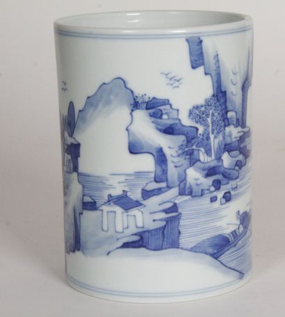  CHINE, XXE SIÈCLE Porte-pinceau bitong en porcelaine bleu-blanc, à décor d’un paysage...