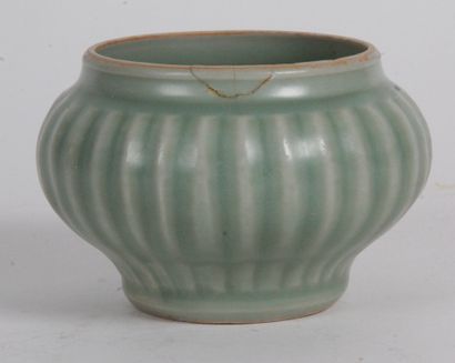 null CHINA, LONGQUAN, 20th CENTURY Small ribbed stoneware jar with celadon glaze,...