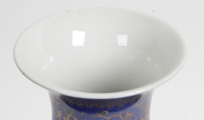 null CHINE, FIN XIXE SIÈCLE Vase balustre en porcelaine et émail bleu poudré, orné...