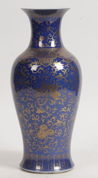 CHINE, FIN XIXE SIÈCLE Vase balustre en porcelaine...