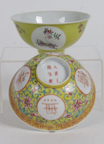 null CHINE, PÉRIODES GUANGXU (1875-1908) ET REPUBLIQUE (1912-1949) Deux bols en porcelaine...