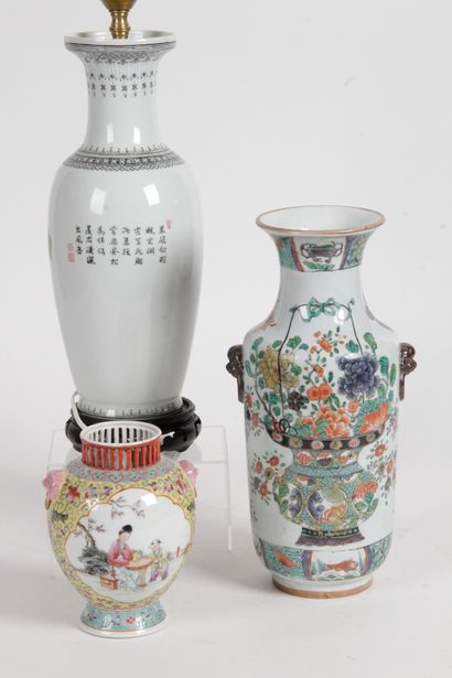 null CHINE, XXE SIÈCLE Trois vases en porcelaine et émaux polychromes, l’un de style...