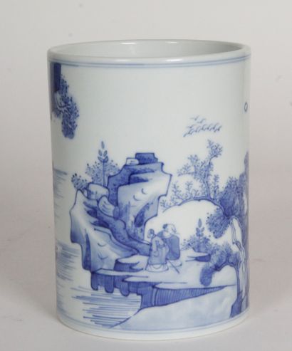  CHINE, XXE SIÈCLE Porte-pinceau bitong en porcelaine bleu-blanc, à décor d’un paysage...