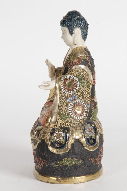 null JAPON, VERS 1920-1930 Sujet en grès de Satsuma émaillé polychrome et or, représentant...