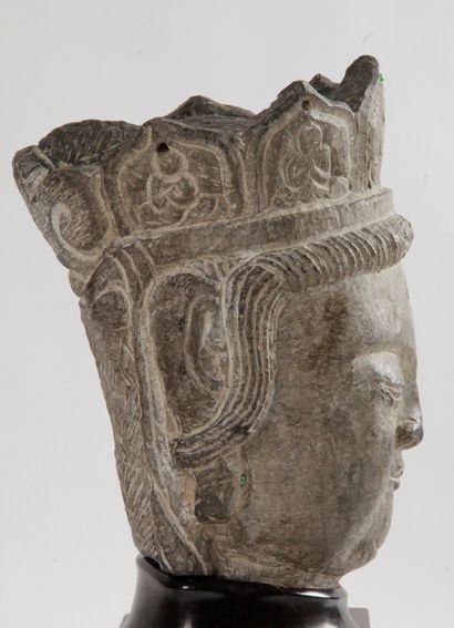 null CHINA, MING PERIOD, 16th CENTURY Grey stoneware head of the goddess Guanyin,...