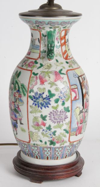 null CHINE, CANTON, VERS 1900 Vase en porcelaine et émaux de style famille rose,...