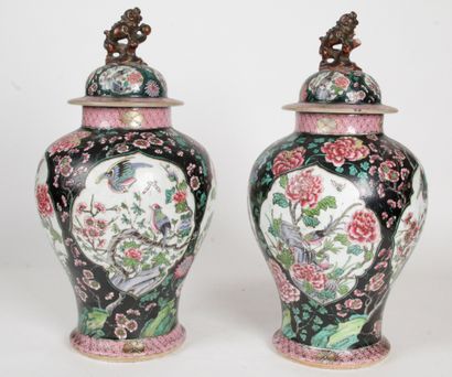 null CHINA OR EUROPE IN THE CHINESE TASTE, 20th CENTURY Pair of covered porcelain...