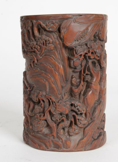 null CHINA, 20th CENTURY Wooden bitong brush holder carved in relief, decorated with...