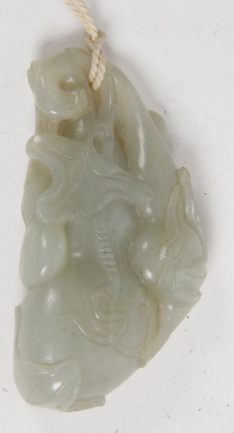 null CHINE, FIN XIXE SIÈCLE Pendentif en jade céladon sculpté en forme de courges...