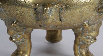 null VIETNAM, CIRCLE 1900 Large covered tripod perfume burner in copper alloy with...