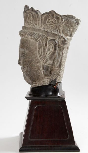 null CHINA, MING PERIOD, 16th CENTURY Grey stoneware head of the goddess Guanyin,...