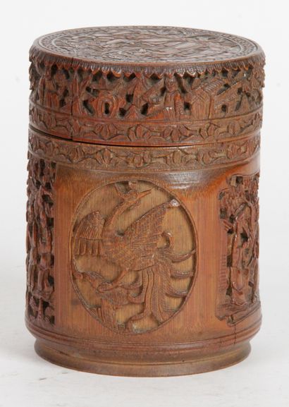 null CHINA, EARLY 20th CENTURY Carved bamboo cylindrical box, decorated in relief...