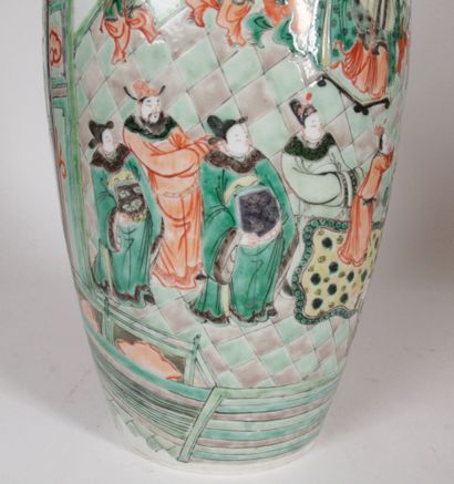 null 
CHINE, FIN XIXE SIÈCLE 

Vase balustre en porcelaine et émaux de style famille...