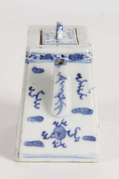 null CHINE-VIETNAM, XIXE SIÈCLE, Petite théière trapézoïdale en porcelaine bleu blanc,...
