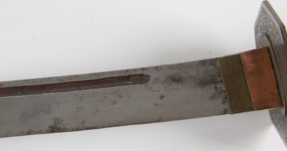 null CHINA, EARLY 20th CENTURY Garrison sword with blade outlined with two grooves,...