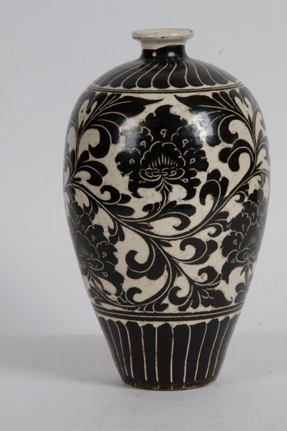 null CHINE, PREMIÈRE MOITIÉ DU XXE SIÈCLE Vase meiping à décor de type Cizhou de...
