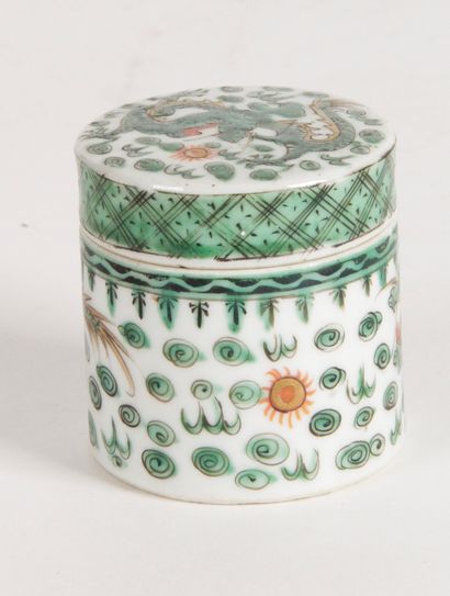 null CHINE, FIN XIXE SIÈCLE Petite boite cylindrique en porcelaine, à décor émaillé...