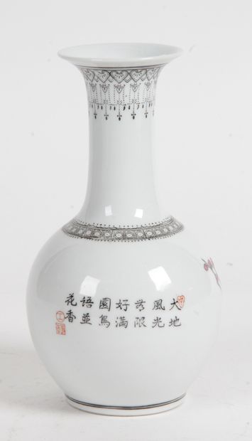 null CHINE, XXE SIÈCLE Petit vase bouteille à long col, en porcelaine et émaux polychromes,...