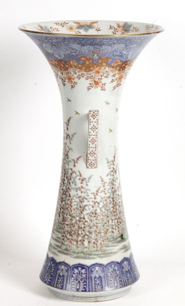 null JAPON, PÉRIODE MEIJI (1868-1912) Grand vase corné en porcelaine et émaux polychromes...