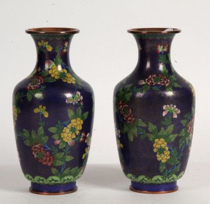 null CHINE, PÉRIODE MINGUO (1912-1949) Paire de vases en cuivre et émaux cloisonnés...