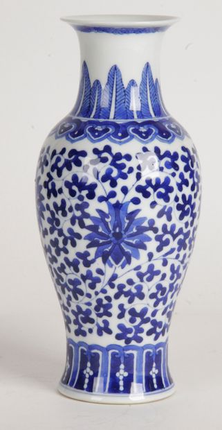 null CHINE, XXE SIÈCLE Vase en porcelaine bleu blanc, à décor tapissant de fleurs...