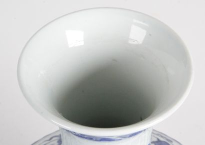 null CHINE, XXE SIÈCLE Vase Shangping en porcelaine bleu blanc, la panse et l’épaule...