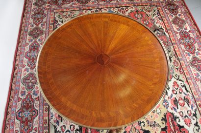 null TABLE DE SALON, en placage de bois de rose et amarante en feuillage et rayonnant,...