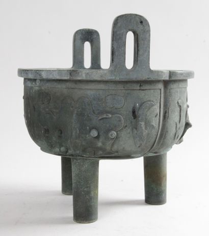 null CHINE, XXE SIÈCLE Brûle-parfum tripode en bronze, en forme de Ding archaïque,...