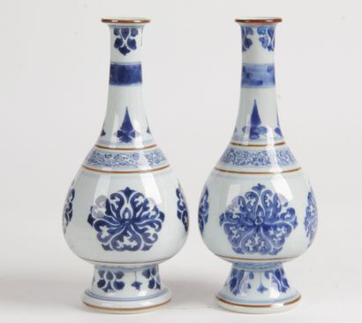 null CHINE, XXE SIÈCLE Deux petits vases bouteilles formant pendants, à long col...