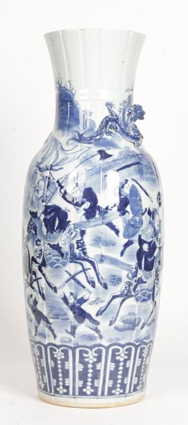 null CHINE, FIN XIXE SIÈCLE Grand vase à parois et col côtelées en porcelaine bleu...