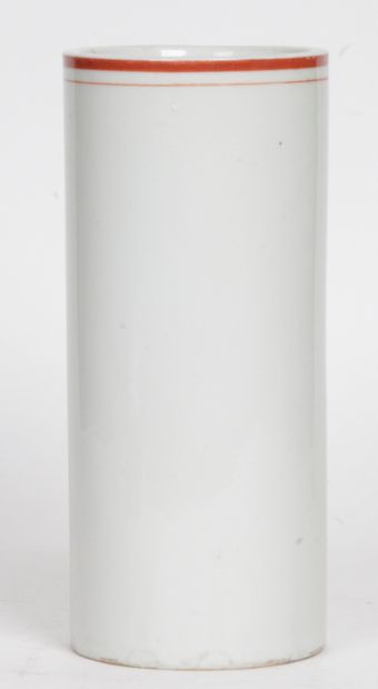 null CHINE, XXE SIÈCLE Vase cylindrique ou porte-chapeau en porcelaine à décor polychrome...