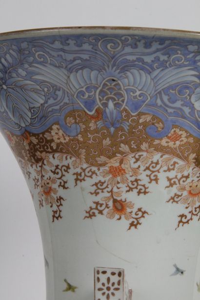 null JAPAN, MEIJI PERIOD (1868-1912) Large horned porcelain and polychrome enamel...