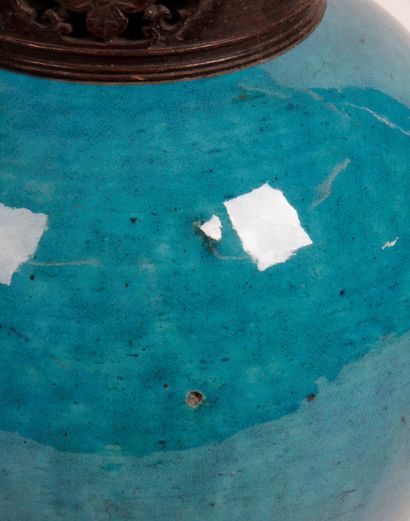 null CHINE, XIXE SIÈCLE Vase en porcelaine émaillé turquoise. (Base rodée, col coupé,...