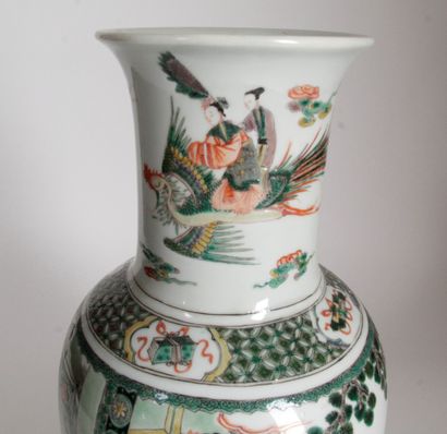 null 
CHINE, FIN XIXE SIÈCLE 

Vase balustre en porcelaine et émaux de style famille...