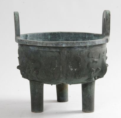 null CHINE, XXE SIÈCLE Brûle-parfum tripode en bronze, en forme de Ding archaïque,...