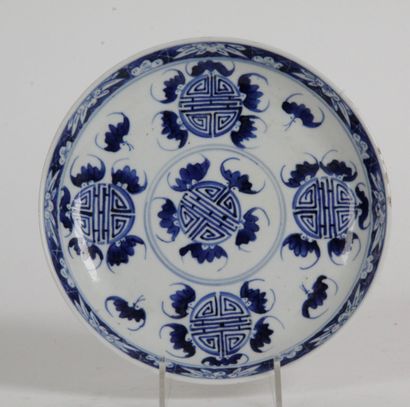 null CHINE, PÉRIODE GUANGXU (1875-1908) Assiette en porcelaine bleu-blanc à décor...