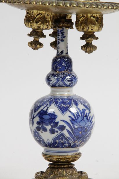  CHINA, KANGXI, 17th CENTURY Small blue-white porcelain aspersorium vase with floral...