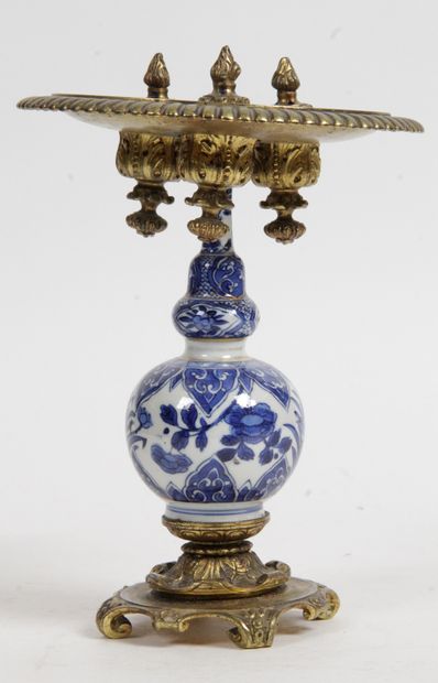  CHINE, KANGXI, XVIIIE SIÈCLE Petit vase aspersoir en porcelaine bleu-blanc à décor...