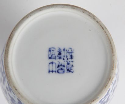 null CHINE, XXE SIÈCLE Vase en porcelaine bleu blanc, à décor tapissant de fleurs...