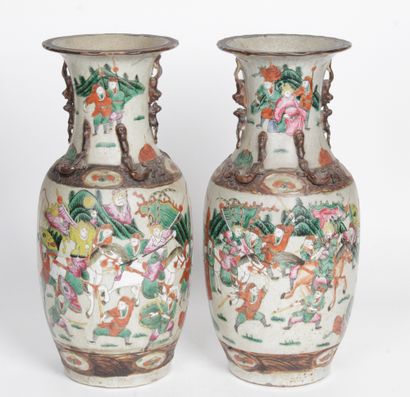 null CHINE, NANKIN, FIN XIXE SIÈCLE Paire de vase en grès à décor polychrome sur...