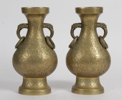  CHINA, END OF THE 19th CENTURY Pair of Hu-shaped vases on a flared foot, in bronze...