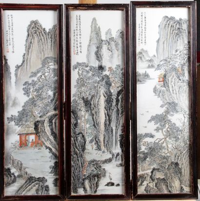  CHINE, XXE SIÈCLE Suite de trois plaques verticales en porcelaine à décor de paysages...