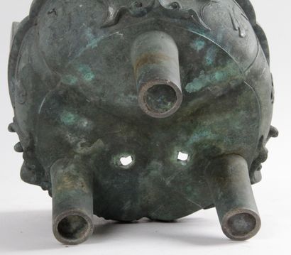 null CHINE, XXE SIÈCLE Brûle-parfum tripode en bronze, en forme de Ding archaïque,...