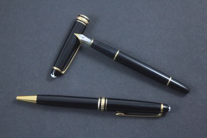 null MONTBLANC Pair of pens About 2000. Black bakelite fountain pen with 750/1000...