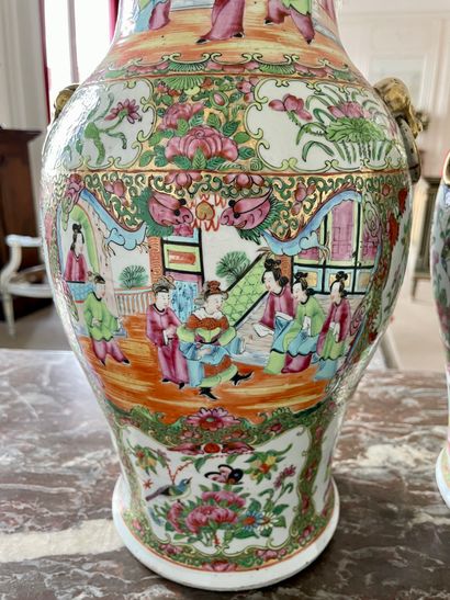 CHINE Paire de vases couverts en porcelaine de Canton émaillée à décor de scènes...