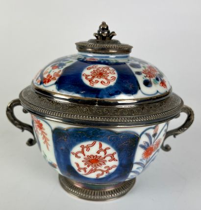 null JAPANese covered broth in polychrome porcelain enamelled with floral decoration....