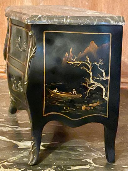 null COMMODE DE MAITRISE of tomb form in lacquered wood in the taste of China, marble...