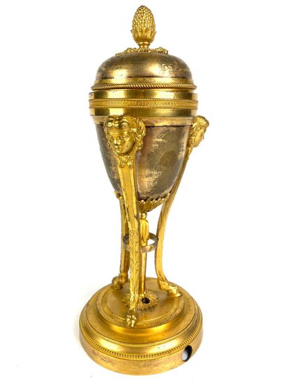 null CASSOLET forming CANDLE in gilt bronze, the amounts with women's heads ended...